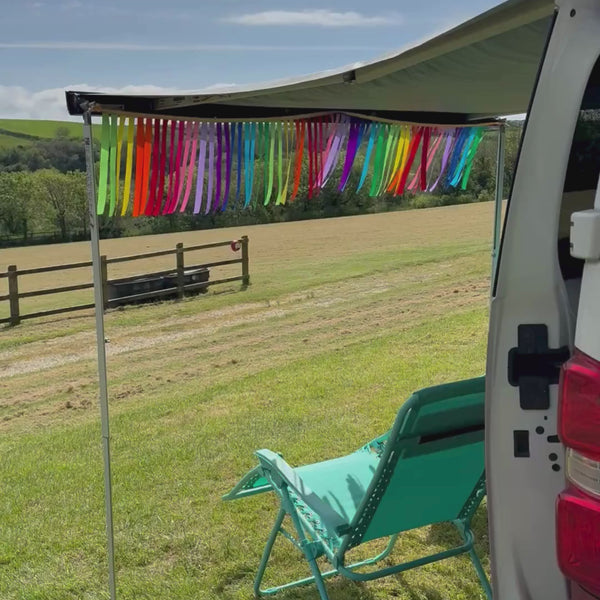 Long length bunting designed for flexible setup